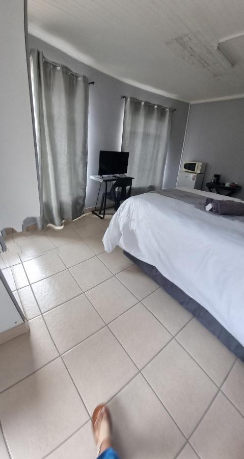 Stay At Home Airport Lodge Kempton Park Exterior foto