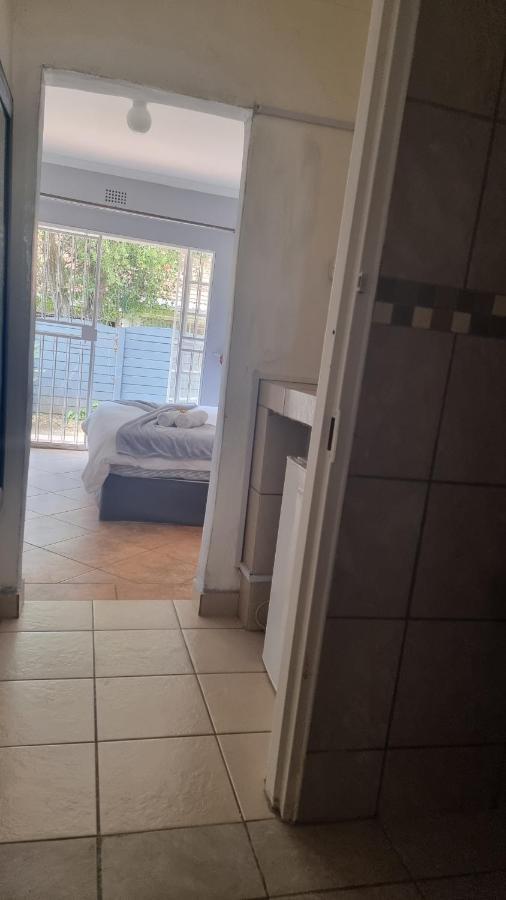 Stay At Home Airport Lodge Kempton Park Exterior foto